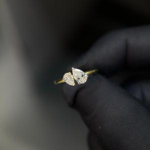 Anillo de Compromiso con Dos Diamantes Cultivados en Laboratorio, Corte Pera, Oro de 14K, Minimalista, Toi Et Moi, Joyería Fina - Product Image 4