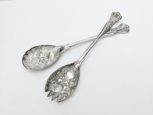 Ustensiles de service à salade en métal argenté pour dîners formels et présentation élégante de la table - Product Image 5