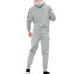Conjunto Deportivo de Invierno Gris con Cierre, 100% Algodón, Sudadera con Capucha, Pantalones Deportivos, Franja en la Manga, Ropa Deportiva con Logotipo Personalizado para Hombre - Product Image 1
