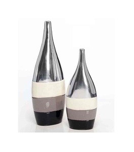 Ensemble de 2 vases contemporains en métal faits à la main, décoratifs, rayés noir, gris et blanc, pour la maison, les mariages et les anniversaires - Product Image 1