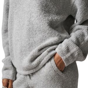 Polo à manches longues en tricot bouclé gris chiné, confortable et élégant, idéal pour un style décontracté et détendu - Product Image 4