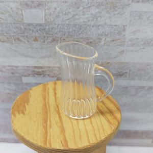 Pichet en verre miniature à l'échelle 1:12 pour la décoration, avec texture côtelée classique, poignée délicate, clarté éclatante - Product Image 6
