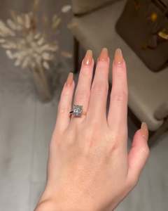 Bague de fiançailles pour femme avec diamant de laboratoire taille coussin allongé de 4,00 carats |   Bague de mariage solitaire halo caché en or pour anniversaire - Product Image 4