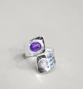 แหวนดีไซน์เนอร์หุ้มพลอยอเมทิสต์สีม่วง ทำด้วยมือจากเงินแท้ 925 เครื่องประดับแฮนด์เมด ของขวัญวันแม่ และเหมาะสำหรับใส่ในทุกโอกาส - Product Image 3