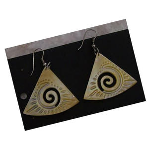 Pendiente de Concha de Mar Tallada, Joyería de Concha Marina, Pendiente de Acero Inoxidable con Motivo de Concha, Amarillo Puro, Tamaño 30mm - Product Image 2