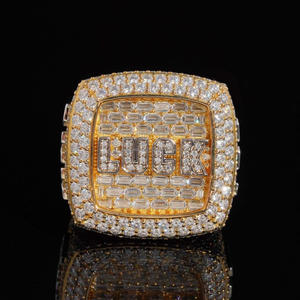 Anillo de Plata de Ley 925 de Lujo con Diamante Moissanita y Letra de la Suerte, con Acabado en Tono Dorado, para Minoristas y Distribuidores de Joyería - Product Image 4