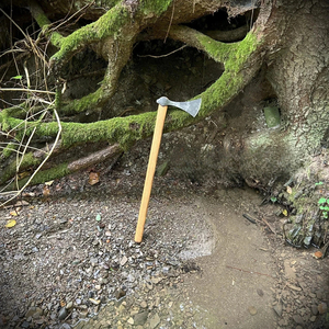 Hache viking haut de gamme en acier au carbone forgé à la main avec manche en bois de frêne, cadeau de mariage ou d'anniversaire pour lui, pour usage industriel ou DIY - Product Image 3