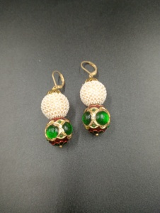 Boucles d'oreilles pendantes plaquées or vintage avec perles naturelles et pierres vertes pour les occasions de fête féminines - Product Image 6