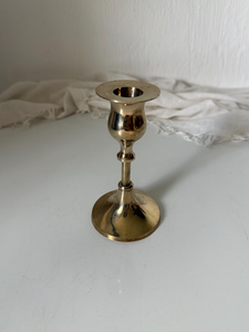 Support de bougie conique vintage en laiton avec boucheur en forme d'urne, bougeoir décoratif en laiton antique - Product Image 1