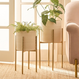 Ensemble de luxe de 2 jardinières d'intérieur blanches en relief nid d'abeille avec supports surélevés en métal brossé pour la maison, le bureau et le salon - Product Image 6