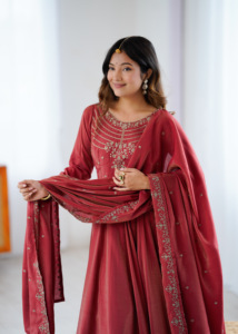 Robe Anarkali en soie Chanderi Roman Shimmer avec broderie de perles faite à la main, ensemble six-quinze Kali, broderie Jari évasée de quatre mètres, dupatta et pantalon - Product Image 5