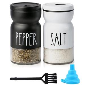 Ensemble de 2 salières et poivrières en métal personnalisées au design élégant avec finition dorée, parfaites pour les tables de restaurant et de cuisine - Product Image 6