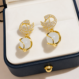 Pendientes de Lujo con Diseño de Espada Chapados en Oro con Perlas y Cristales, Joyería de Moda para Mujer, Regalo para Bodas y Fiestas - Product Image 1