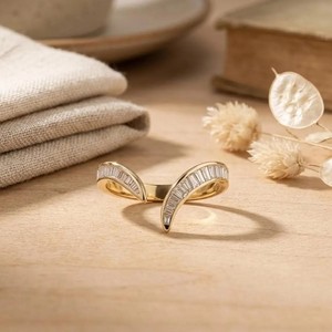 Bague ouverte ajustable en or massif 10K 14K 18K avec diamant de laboratoire taille baguette conique, couleur DEF, clarté VS VVS, certifiée IGI - Product Image 3