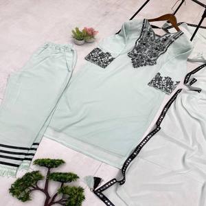 Conjunto de Kurta y Pantalón de Georgette para Fiesta para Mujer VASTRA COTTAGE con Bordado de Papel Metálico, Detalle de Encaje y Dupatta a Juego - Product Image 4