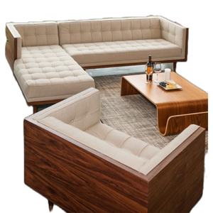 Canapé en teck avec des sièges doux et élégants - Product Image 1