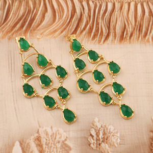 Boucles d'oreilles pendantes de créateur en onyx vert et pierres précieuses multi-gouttes, plaqué or 18 carats, en laiton, bijoux fantaisie - Product Image 3