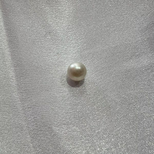 Perle de mer blanche ivoire de qualité AA de 13 mm, exsudant une élégance intemporelle, idéale pour la création de bijoux luxueux et d'embellissements élégants. - Product Image 1