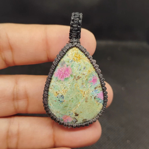 Colgante de Macramé con Fuchsite Rubí y Gemas Naturales Mixtas, Colgante de Macramé Hecho a Mano, Lote Mixto - Product Image 1