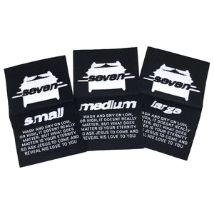 Etiquetas Tejidas Personalizadas con Pliegue Central, Etiquetas Tejidas Negras para Ropa - Product Image 1