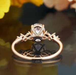 Bague de fiançailles solitaire élégante et luxueuse en argent sterling 925 avec moissanite taille ovale, bijou délicat et minimaliste pour mariage, fête ou cadeau - Product Image 3