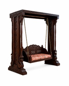 Balançoire Jhula Traditionnelle en Bois pour Salon, en Teck Premium, Robuste, Vintage, avec Chaînes Professionnelles en Laiton et Coussin - Product Image 2