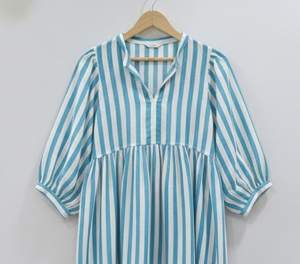 Robe midi pour femme, imprimé floral, 100% coton, formelle, été, faite à la main, tie-dye, coupe trapèze, col en V, taille naturelle, respirante, écologique - Product Image 1