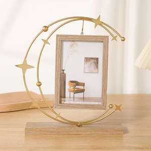 Marco de Fotos Rectangular de Latón con Diseño de Órbita Estelar, Base de Madera para Mesa, Orientación Vertical, Decoración Moderna - Product Image 1