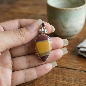 Pendentif artisanal en jaspe Mookaite et grenat, en argent 925 plaqué or jaune et or rose, style vintage, double pierre, bijou tribal pour elle - Product Image 4