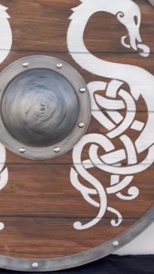 Plaque murale en bois d'acajou Pasha Enterprises, motif nœud de serpent double, avec disque central argenté et bordure métallique rivetée, artisanale - Product Image 3