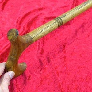 Canne de marche en bois au design mat personnalisé avec poignée incurvée et embout décoratif, pour usage extérieur et décoration de salon, par UO INDIA - Product Image 1