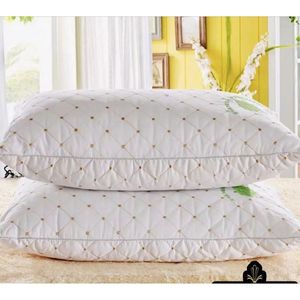 Almohada de Microfibra Suave Tamaño Queen de 20x30 Pulgadas, Cojín de Tela de Poliéster Premium con Patrón Cuadrado para Cama en Casa o Hotel - Product Image 1