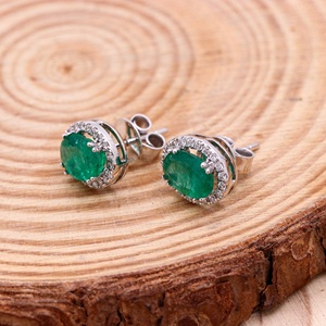 ต่างหูเพชรทรงวงรีประดับมรกตแบบตะวันออก-ตะวันตก ทองคำขาว 18k ขายส่ง Memoria Jewels - Product Image 1