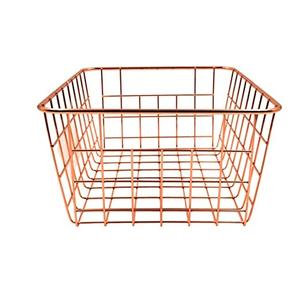 Panier en fil métallique rectangulaire simple et moderne avec finition dorée pour accessoires de salle de bain et organisation de vêtements - Product Image 1