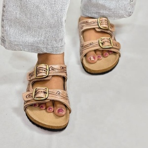 Sandales en cuir véritable faites à la main avec boucle à embossage floral, style vintage, unisexe, marron - Product Image 3