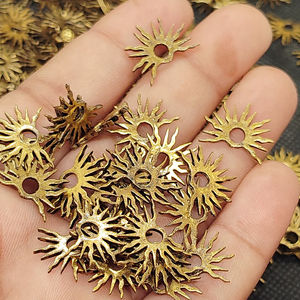 จี้ปะการังทองเหลืองรูปปีกสั่งทำพิเศษสำหรับเด็ก ดีไซน์หรูหรา เหมาะสำหรับงานไมโครมาคราเม่ เครื่องประดับสไตล์โบโฮชิค และพวงกุญแจ - Product Image 1