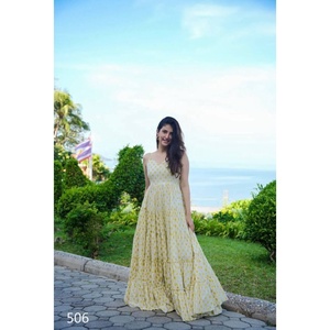 Vente directe usine - Robes d'été élégantes sans manches à col en V et volants pour femmes, imprimées, longueur ras du sol, en rayonne lourde, style indien et pakistanais - Product Image 6