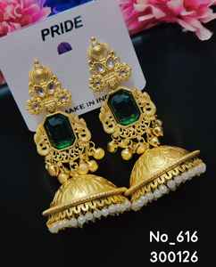 Pendientes Jhumka Tradicionales Chapados en Oro con Piedras de Colores, Circonitas y Perlas Colgantes - Product Image 2