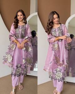 Ensemble indien pakistanais en satin violet brodé, motif floral ajouré, prêt-à-porter, tenue de mariage ou de fête - Product Image 3