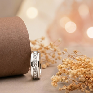 Anillo de Eternidad Clásico de Oro Sólido de 18K con Diamantes de Corte Brillante Redondo en Engaste de Canal, Joyería de Boda Unisex - Product Image 4