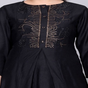 Conjunto de Kurta y Pantalón Tradicional para Mujer NIYANI, Elegante, Negro, de Rayón, con Bordado Minimalista para una Elegancia Étnica Atemporal, para Todas las Temporadas - Product Image 2