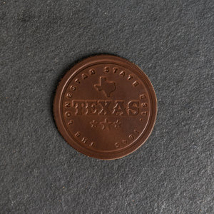 Sous-verres en cuir personnalisés avec logo en relief, design sans couture, antidérapants et imperméables, articles de bar de luxe - Modèle LC-0001 - Product Image 1
