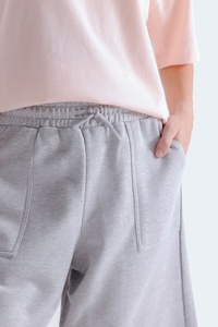 Ensemble 2 pièces pour femmes, haut à manches courtes en tricot rose avec short gris, col rond, coupe ample, décontracté, vêtements d'été printemps, coton respirant - Product Image 3