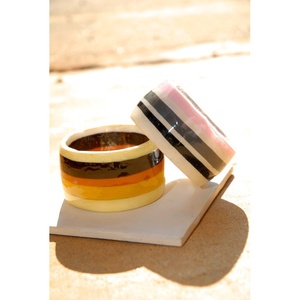 Bracelets faits à la main en résine et en bois, élégants, en bambou et en bois polis - Product Image 6