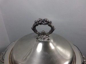 Plat de service élégant en acier inoxydable avec couvercle et poignées pour la restauration et l'hôtellerie - Product Image 4