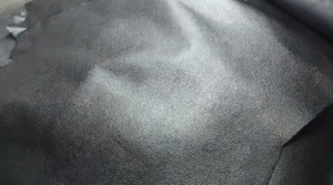 Cuero de grano granulado negro de la mejor calidad, perfecto para la fabricación de bolsos, cinturones y carteras de lujo hechos a medida, material profesional para la elaboración de artículos de cuero. - Product Image 2