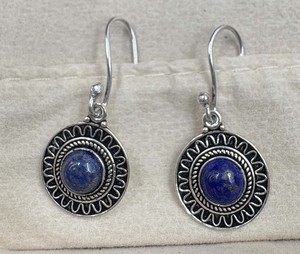Boucles d'oreilles pendantes rondes en lapis-lazuli naturel plaqué argent, bijoux de mode faits à la main - Product Image 4