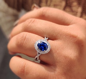 Élégante bague de fiançailles ovale en or massif 18 carats avec saphir bleu, sertie pavé, bijou raffiné classique, cadeau d'anniversaire pour elle - Product Image 6