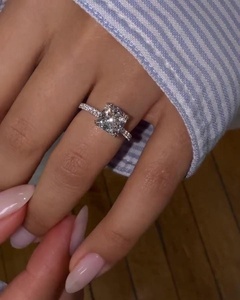Bague de Fiançailles Solitaire 2,5 carats en Diamant de Laboratoire Scintillant Taille Coussin, Sertie à Griffes et Pavé, pour Demande en Mariage et Alliances, en Or Massif 14K 18K - Product Image 2