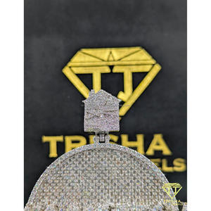 Colgante Redondo de Lujo Personalizado con Nombre "NO MOTION" con Diamantes Cultivados en Laboratorio VVS y Plata de Ley 925 por Trisha Jewels - Product Image 4